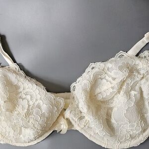 VS Gold Label Vintage Cream Lace Underwire Bra! Like NEW!!